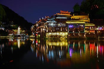 長(zhǎng)沙出發(fā)到張家界天門(mén)山、玻璃棧道、鳳凰古城、鳳凰夜景往返二日游